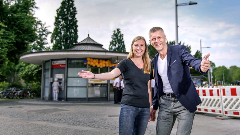 DVB-Personalerin Jana Reichelt und Vorstand Lars Seifert haben am Dienstag den neuen "Karrierepunkt" in der "Käseglocke" am Dresdner Albertplatz eröffnet.