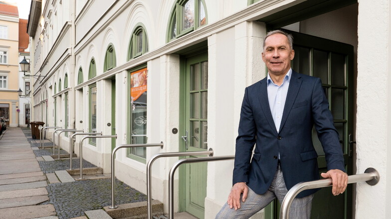 Sandro Rötschke, Mitarbeiter des Reisebüros Urania am Klosterplatz ist seit zehn Jahren da - eine Ausnahme.