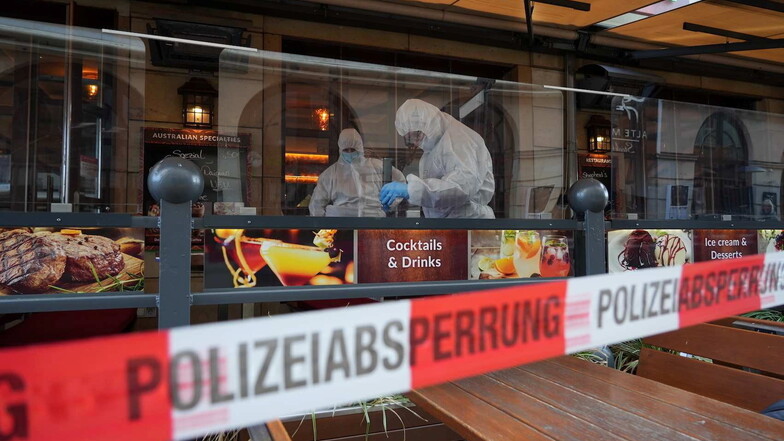 Im Außenbereich eines Restaurants in der Münzgasse sichert die Kriminalpolizei Spuren eines Streits, der dort in der Nacht zum Samstag blutig endete.