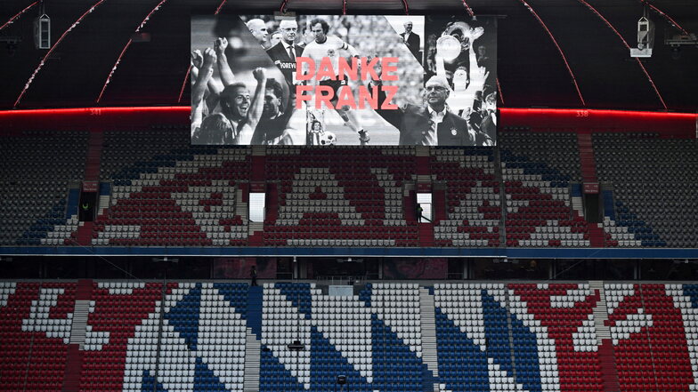 Eine Anzeigetafel im Stadion zeigt zum Ende der Veranstaltung Fotos des Verstorbenen und den Schriftzug "Danke Franz".