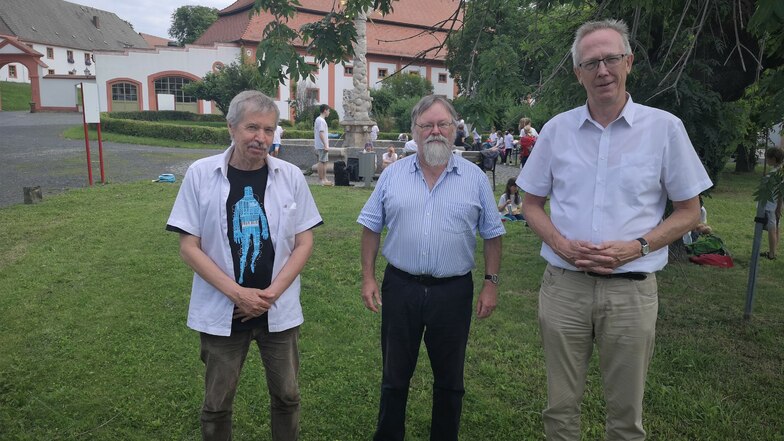 Tonmann Jürgen Frenz und Moderator Michael Prochnow treffen IBZ-Stiftungsdirektor Michael Schlitt (rechts).