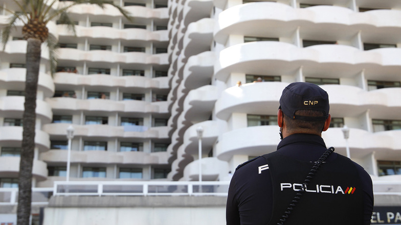 Ein Tourist ist auf Mallorca vom Balkon seines Hotels abgestürzt.