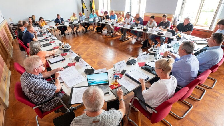 Am Mittwoch traten die 22 Mitglieder des neu gewählten Großenhainer Stadtrates zu ihrer ersten Sitzung zusammen. Erst im Verlauf der Beratung nahm auch ein Vertreter der SPD am Tisch Platz.