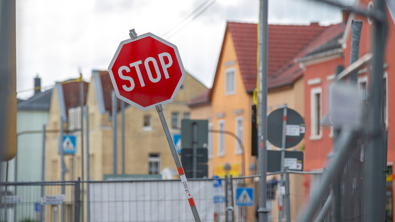 Symbolisch für die Baustelle in Heidenaus Mitte: Ein schiefes Stoppschild.
