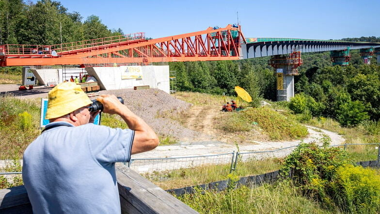 Unter Beobachtung: Ein Mann schaut am 30. Juli beim letzten Verschub der Gottleubatalbrücke zu.