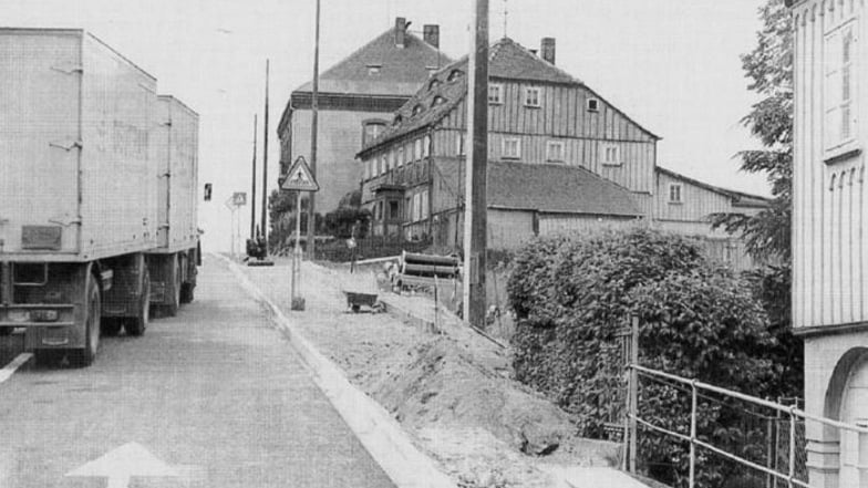 Mai 1978: Der erste Transit-Lkw fährt den gerade übergebenen Grenzübergang am Eiskellerberg in Neugersdorf an.