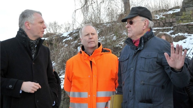 Linken-Landtagsabgeordneter Sebastian Scheel (links), Lasuv-Niederlassungsleiter Holger Wohsmann (Mitte) und Stadtrat Andreas Graff (Die Linke) diskutieren über die Gefahren.