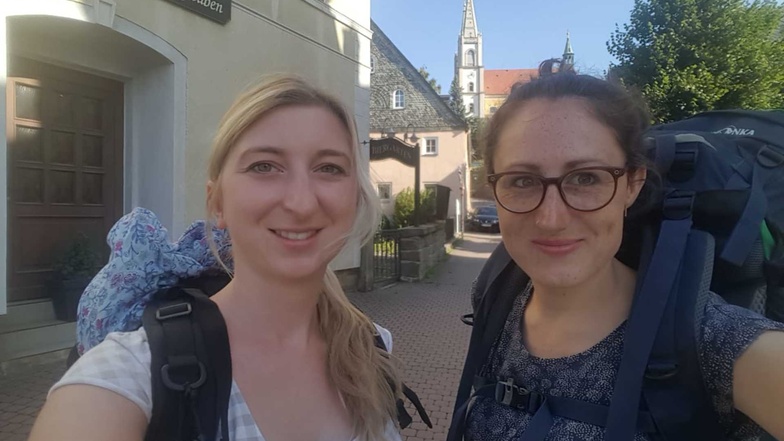 Die SZ-Redakteurinnen Marleen Hollenbach (li.) und Theresa Hellwig starten von Schirgiswalde aus zur zweiten Etappe der SZ-Wahlwanderung.