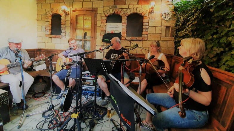 Never Walk Alone trat unplugged im Biergarten des Ristorante La Piazza mit German-Irish-Folk auf.