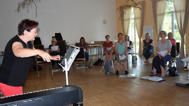 Kerstin Lieder probt mit dem Chor Seidewinkel im Saal der Alten Schule im Ort.