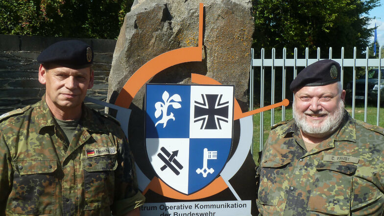 Wiedervereint: Norbert Hinsche aus Sachsen-Anhalt (links) und Carsten Faust aus Hessen am Kasernentor der Bundeswehr in Mayen.