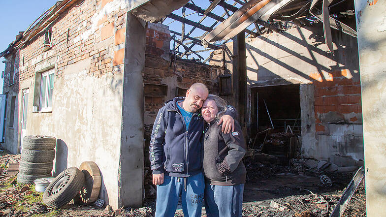 Marek und Karina Szwajca stehen vor den Trümmern ihrer Existenz. Ein Feuer zerstörte am Sonntag die Kfz-Werkstatt im Rothenburger Ortsteil Bremenhain.