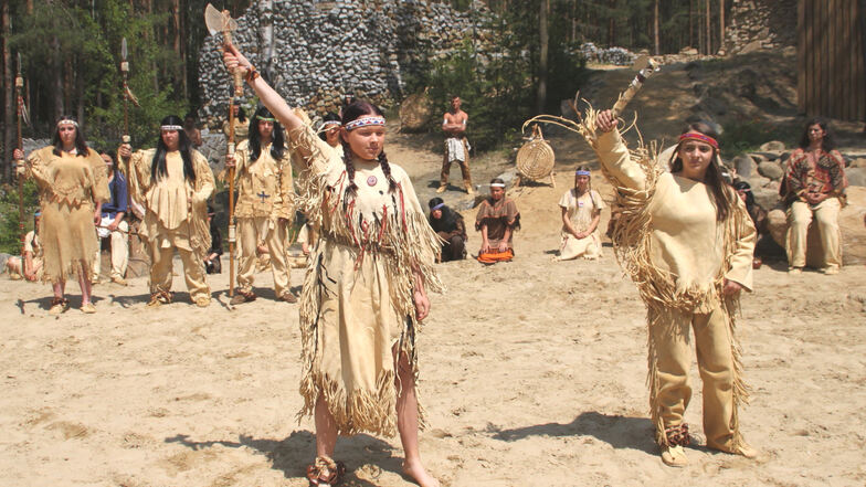 Elisabeth Buß und Shirin Reitner führen auf der Waldbühne am Schmöllner Weg einen Indianertanz auf.