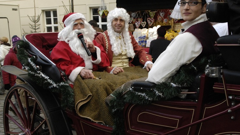 Weihnachtsmann und Oberbürgermeister kamen 2006 in der Kutsche zur Weihnachtsmarkteröffnung.