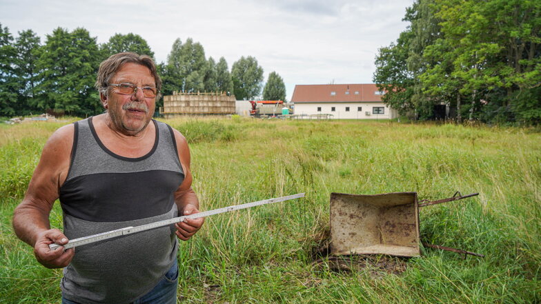 Frank Sutter steht auf einer Wiese neben der Kläranlage in Neukirch, die nach dem letzten Starkregen mit Fäkalien überschwemmt wurde. Da sich solche Vorfälle häufen, fordert er Umbaumaßnahmen im Klärwerk.