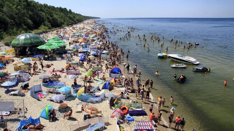 Warmes Wetter lockt auch die Polen an die Ostseeküste - wie hier nach Pobierowo. In diesem Jahr gibt es ungewöhnlich viele tödliche Badeunfälle.