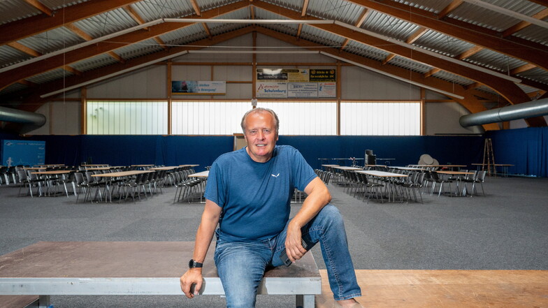 Thorsten Hartwig in der Tennishalle, die für den Halbmarathon am Sonnabend hergerichtet ist.