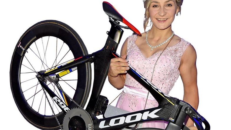 Nach dem Showauftritt beim Ball des Sports tauscht Kristina Vogel den Rennanzug gegen das Abendkleid. Wohin aber mit dem Rad?