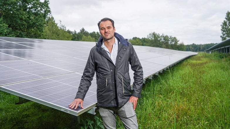 Zwischen Göda und Doberschau-Gaußig entsteht direkt neben einer bestehenden Solaranlage eine vielfach größere. Betrieben wird sie von der Firma Anumar, deren Geschäftsführer Markus Brosch jetzt zum symbolischen ersten Spatenstich vor Ort war.