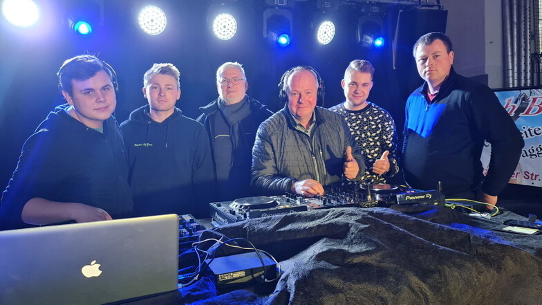 Der Müglener Bürgermeister Johannes Ecke (vierter von links) ließ es sich nicht nehmen, beim Rekordversuch der DJ dabei zu sein, und auch mal den Regler zu verschieben.