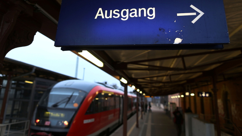 Bahnreisende, die von Radeberg aus nach Kamenz oder in Richtung Bautzen wollen, müssen ab Dienstagabend in Ersatzbusse umsteigen.