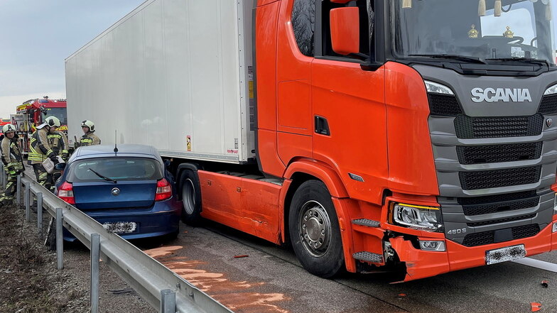 Glück im Unglück: Alle vier Insassen dieses BMW blieben bei dem Unfall Freitagnachmittag auf der A4 nahe Wilsdruff unverletzt.