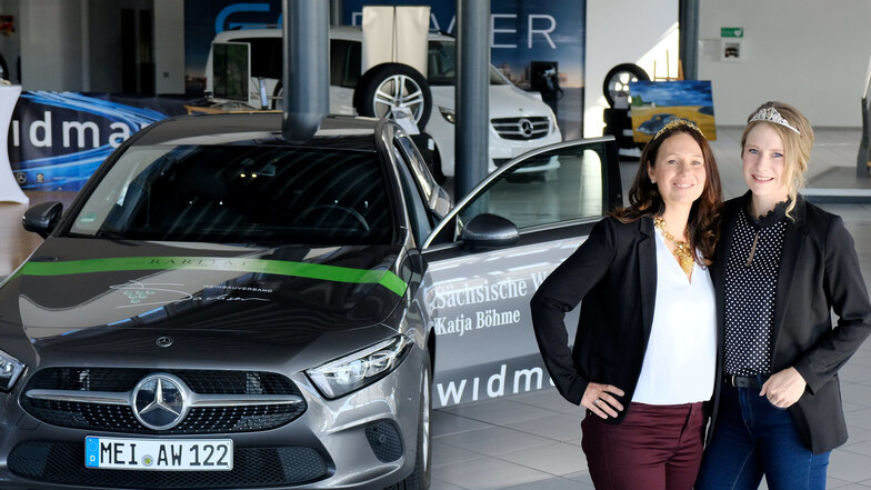Flotte Frauen: Weinkönigin Katja Böhme und Ann-Kathrin Schatzl vor ihrer Dienstkutsche im Mercedes-Autohaus Widmann am Montag in Meißen.