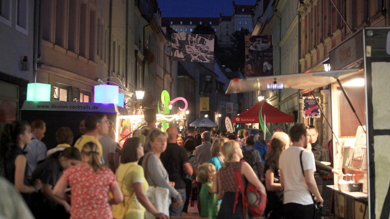 Passanten in der Schmiedestraße, hier zur Pirnaer Einkaufsnacht: Ein City Outlet könnte auch Kultur und Gastro stärken sowie Magnetwirkung entfalten.