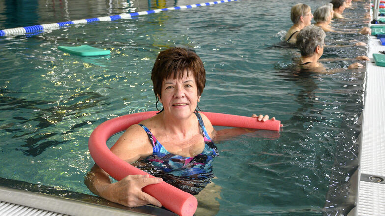Helga Währa gehört am Freitag zu den Besuchern in der Riesaer Schwimmhalle. Die Einrichtung ist nach dem mehrmonatigen Umbau wieder für die breite Öffentlichkeit zugänglich.