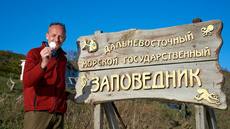 Vorerst unerreichbar: Forstwissenschaftler Pietzarka auf der russischen Insel Furugelm, die zum Fernöstlichen Meeres-Naturreservat gehört.