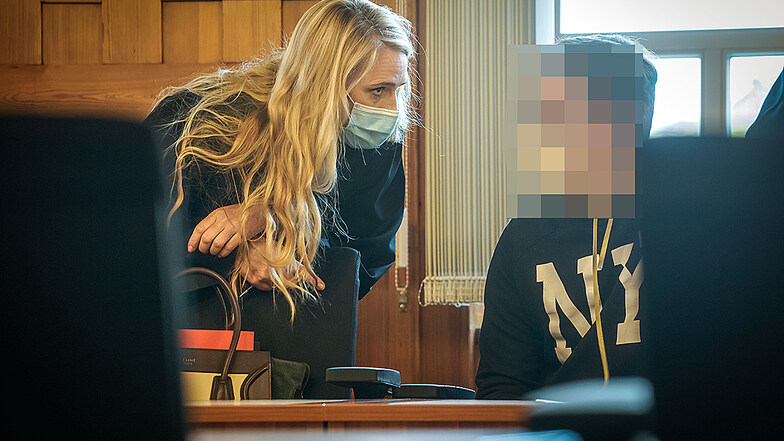 Vor dem Prozess am Amtsgericht Bautzen berät sich der Angeklagte mit seiner Anwältin Juliane Metzner-Dornig. Dem 23-Jährigen werden Betrug und Diebstahl vorgeworfen.