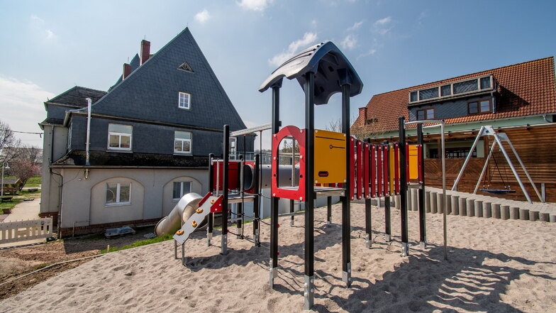 Die Spielgeräte auf dem Platz neben dem Dorfgemeinschaftshaus in Reinsdorf sind bereits aufgestellt.