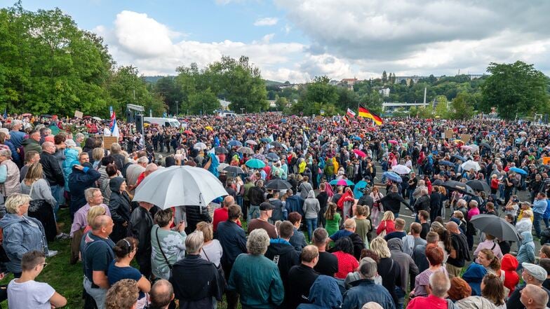 Rund 5.500 Menschen protestieren in Plauen gegen die Regierung