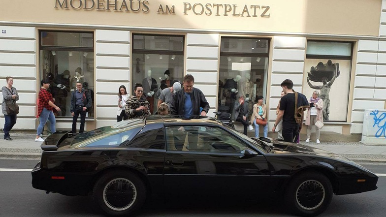 Willkommen in Görlitz: David Hasselhoff steigt am Montagvormittag in seinen Wagen in der Görlitzer Innenstadt ein.