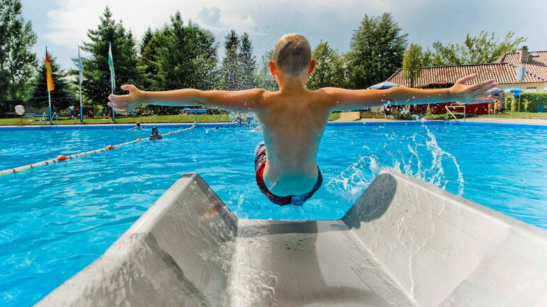 Mit Schwung ins kühle Nass: das Freibad Wiesengrund in Bischheim.