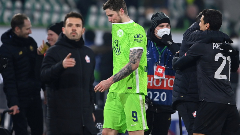 Wolfsburgs Wout Weghorst verlässt enttäuscht das Stadion. Wolfsburg verlor mit 1:3 gegen den französischen Meister OSC Lille.