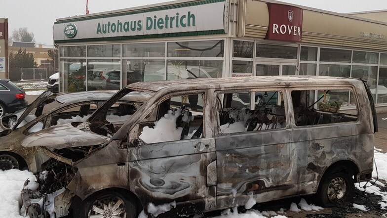 Zwei Autos sind am Sonnabendmorgen vor einem Autohaus in Waldheim völlig ausgebrannt.
