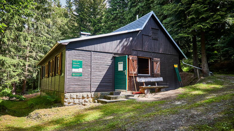 Ab Mitte Juni sollen Wanderer am Forststeig wieder in den Trekkinghütten übernachten können - wenn die Inzidenz es erlaubt. Dann öffnet auch "Willy's Ruh".