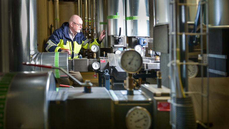 Drewag-Sachgebietsleiter Lutz Rehwald inspiziert die Wärmeübertragungsstation in der Energiezentrale des Kraftwerks Mitte. Die Anlagen arbeiten automatisch.