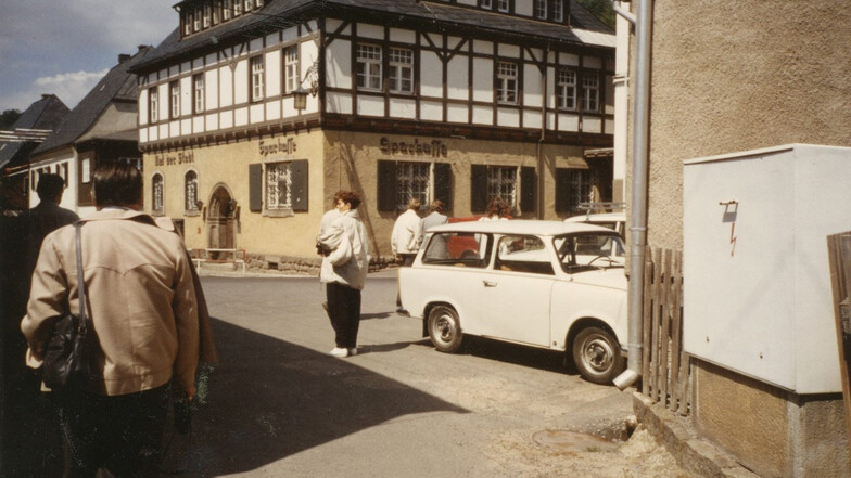 1990 lernen die Schiltacher Geising kennen. Man versteht sich gleich gut. Im Hintergrund das Rathaus - mit der Aufschrift Rat der Stadt.