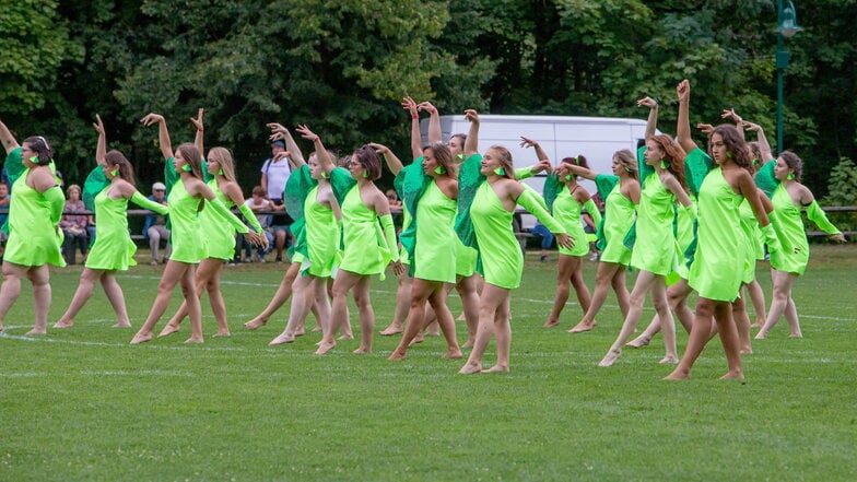 160 Mädchen und Frauen gestalteten bei den 77. Dorffestspielen die traditionelle Tanzdarbietung.