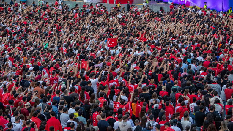 Zahlreiche türkische Fans sehen sich beim Public Viewing auf dem Schlossplatz in Stuttgart das EM-Fußballspiel zwischen der Türkei und Tschechien an. Nach dem Spiel ist es in der Fan Zone zu einer Auseinandersetzung zwischen Fans gekommen.