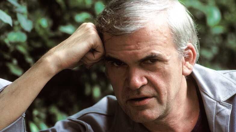 Milan Kundera lebt in Paris und schreibt seit 1993 in französischer Sprache.