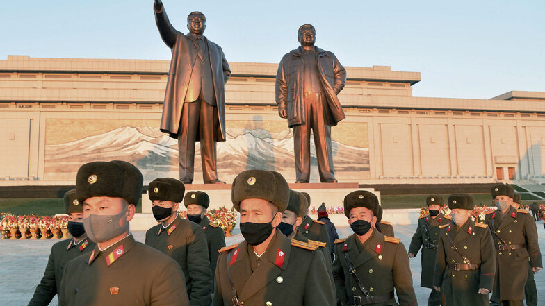 Nordkoreanische Soldaten besuchen den Mansu-Berg am 10. Jahrestag des Todes des zweiten Führers Kim Jong Il.