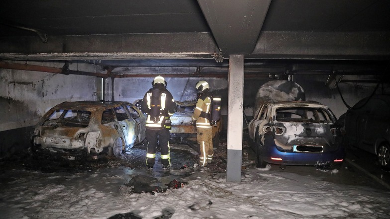 Auf ihrer Flucht in einem Audi A6 Avant stoppten die Täter in einer Tiefgarage in Dresden-Pieschen. Dort steckten sie das Fahrzeug in Brand.