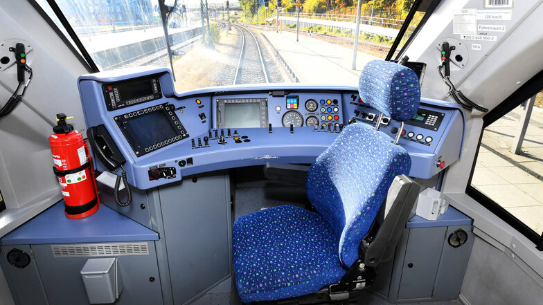 Damit nicht noch mehr Stühle im Cockpit von Triebwagen oder Lokomotiven leer bleiben, müssen die Verkehrsunternehmen gegensteuern. Die Länderbahn, deren Züge auch durch Ostsachsen rollen, kooperiert deshalb mit einer Eisenbahnschule in Serbien.