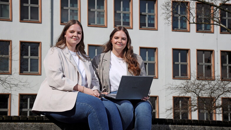 Laura (l.) und Lena Miehle studieren im 6. Semester an der BA Riesa. Im Anschluss wollen sie gern ihren eigenen Online-Handel gründen.