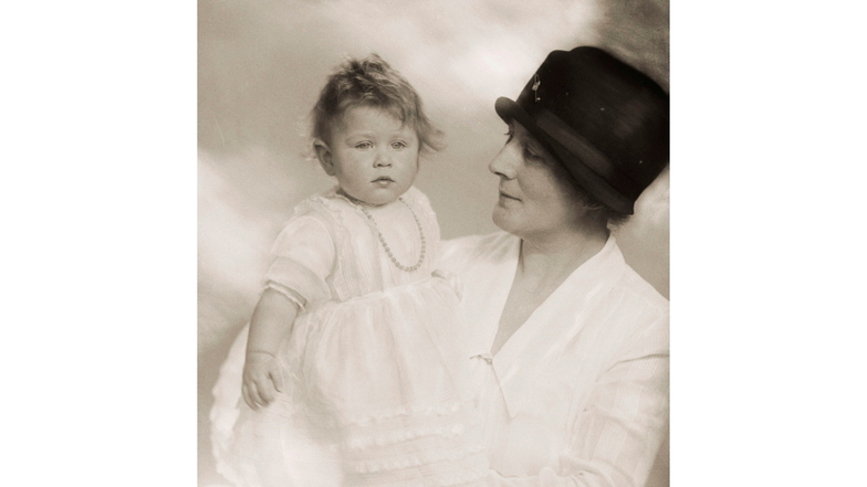 Die Aufnahme von 1927 zeigt Prinzessin Elizabeth, als sie ungefähr ein Jahr alt war, auf den Armen einer Krankenschwester.