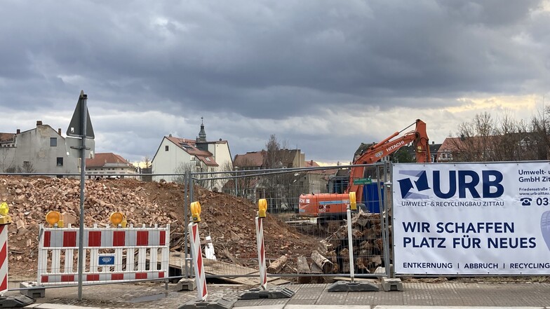 Um Parkplatzraum für den künftigen Edeka-Markt an der Hartmannstraße zu schaffen, werden seit einigen Tagen zwei leerstehende Häuser an der August-Bebel-Straße abgerissen.