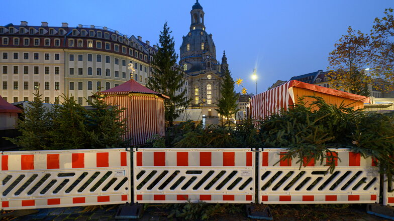 Absperrungen stehen vor dem Historischen Weihnachtsmarkt auf dem Neumarkt in Dresden: Wie alle anderen Weihnachtsmärkte in Sachsen ist auch er abgesagt worden.